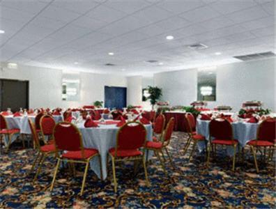 Ramada By Wyndham Watertown Thousand المطعم الصورة